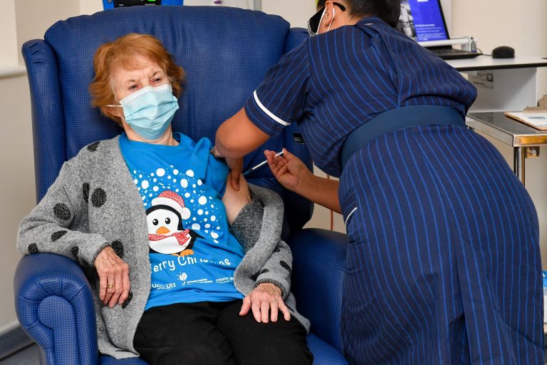 Βρετανία: Μια 90χρονη ο πρώτος άνθρωπος στον κόσμο που έκανε το εμβόλιο της Pfizer