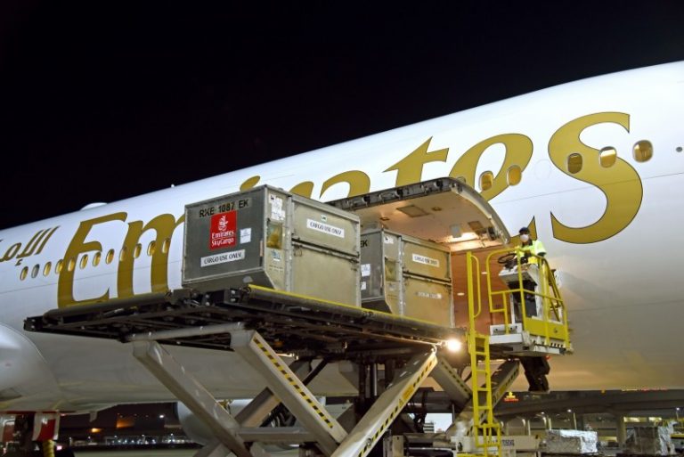 Η Emirates SkyCargo μεταφέρει την πρώτη παρτίδα εμβολίων Pfizer-BioNTech στο Ντουμπάι