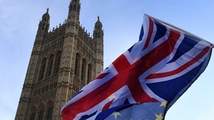 Βρετανοί βουλευτές ενέκριναν τη συμφωνία με τις Βρυξέλλες