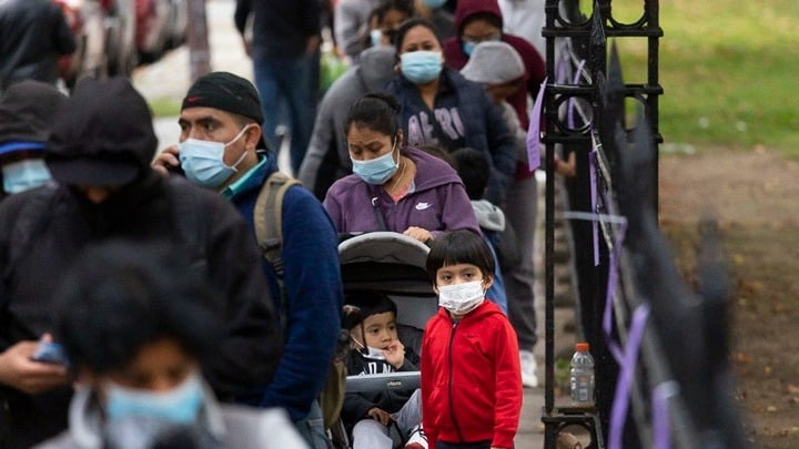 Κίνα: Εκστρατεία για να πειστούν οι ηλικιωμένοι να εμβολιαστούν