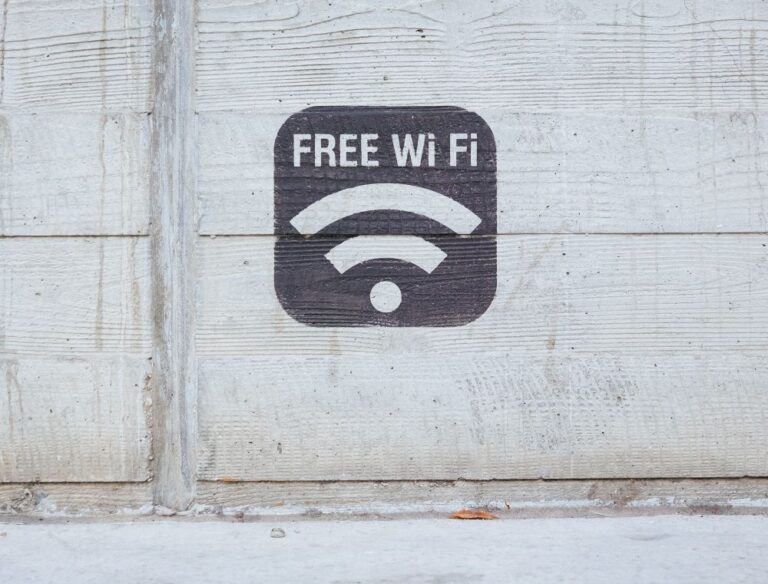 Έρχεται δωρεάν Wi-Fi σε δημόσιους χώρους σε 2.500 περιοχές