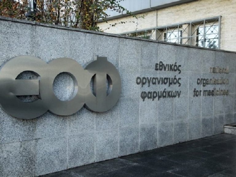 ΕΟΦ: Πέντε επιβεβαιωμένα περιστατικά θρόμβωσης με το εμβόλιο AstraZeneca