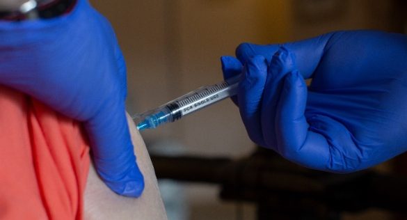 Επικαιροποιημένα εμβόλια: Σε ποιους συστήνεται αναμνηστική δόση