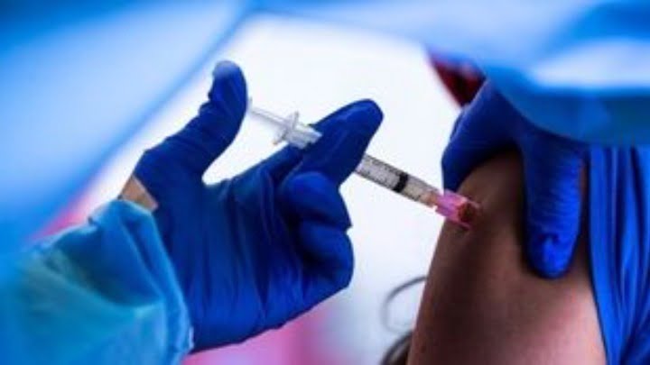 Ξεκινούν οι εμβολιασμοί με τα επικαιροποιημένα εμβόλια – Τι πρέπει να γνωρίζετε