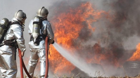 Ενισχύονται οι δυνάμεις της Πυροσβεστικής για την πυρκαγιά στη Νάξο