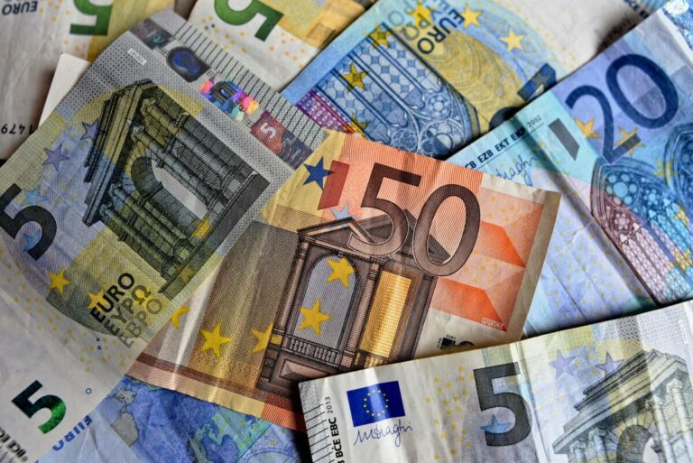 ΟΠΕΚΑ: Καταβάλλονται επιδόματα 282 εκατ. ευρώ