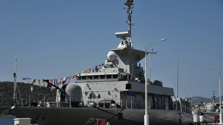 25η Μαρτίου: Επίσκεψη σε πολεμικά πλοία στο λιμάνι του Πειραιά