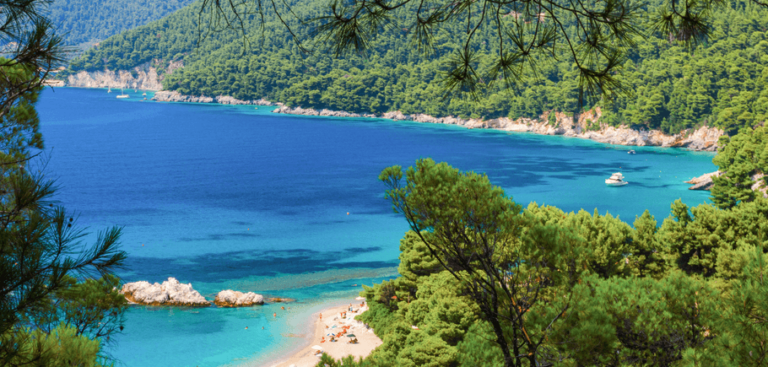H Σκόπελος στα 9 νησιά της Μεσογείου  για ποιοτικές διακοπές το 2024