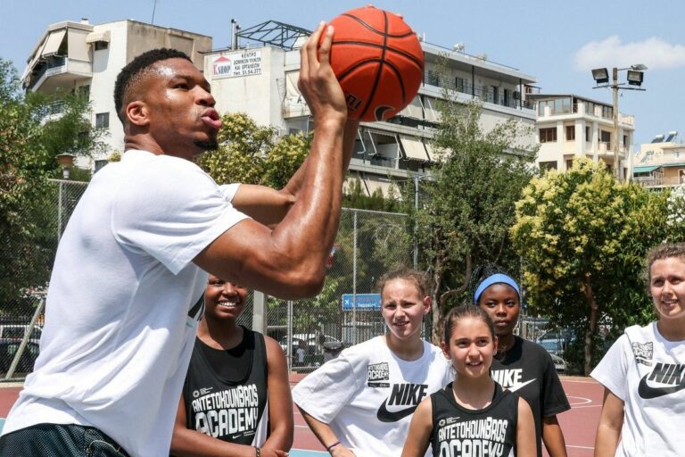 Γιάννης Αντετοκούνμπο: Στα Σεπόλια έπαιξε μπάσκετ με μικρά παιδιά