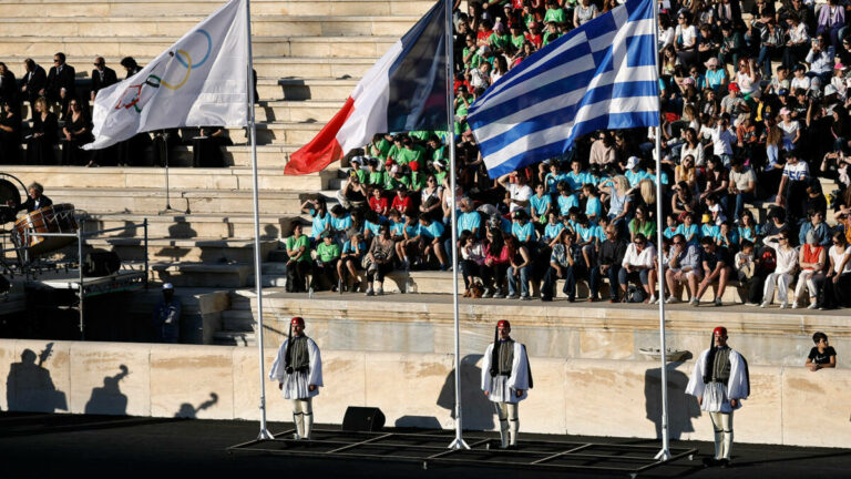 Παράδοση Ολυμπιακής Φλόγας: Η Ελλάδα έδωσε τη “σκυτάλη” στο Παρίσι