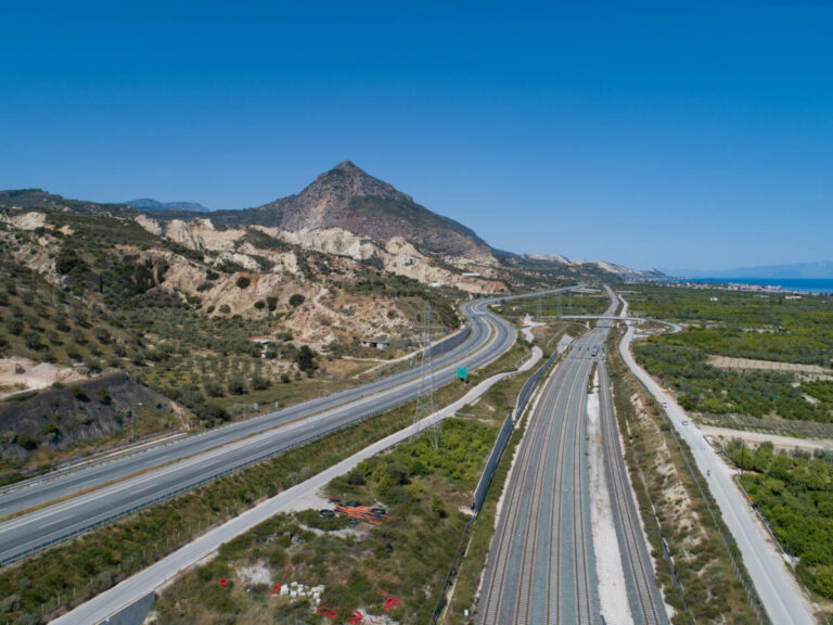 «Τρέχει» το έργο της ηλεκτροκίνησης για τη διασύνδεση Πελοποννήσου με το σύγχρονο σιδηροδρομικό δίκτυο της πρωτεύουσας