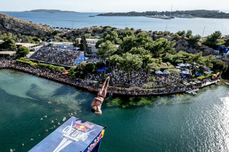 Το Red Bull Cliff Diving World Series “έκλεισε” 100! Μετά τη Βουλιαγμένη, η Βοστώνη!