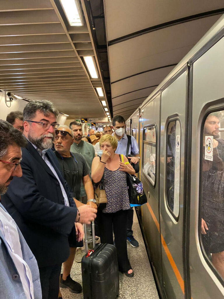 Στο Μετρό ο υφυπουργός Βασίλης Οικονόμου – Συνομιλία με επιβάτες και εργαζόμενους