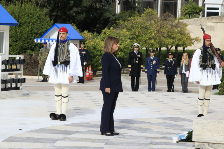 Κατ. Σακελλαροπούλου: «Τιμάμε σήμερα τις Ένοπλες Δυνάμεις που εγγυώνται την εθνική μας ανεξαρτησία και την ασφάλεια των συνόρων μας»