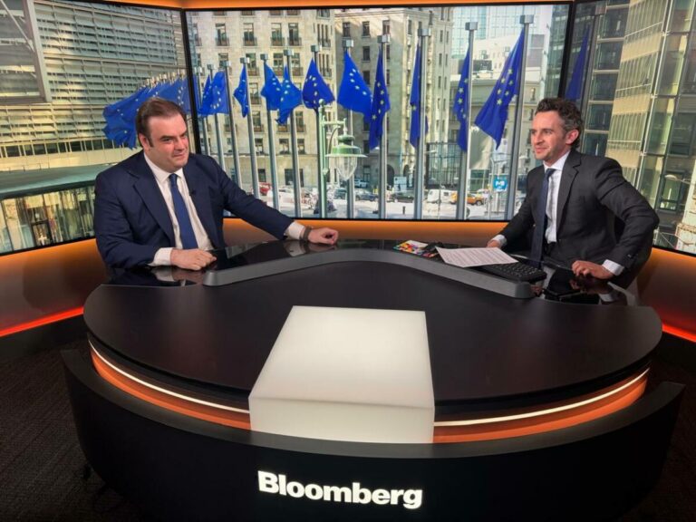 Πιερρακάκης στο Bloomberg: Η Ελλάδα σχεδιάζει να αποπληρώσει τα δάνεια διάσωσης 10 χρόνια νωρίτερα
